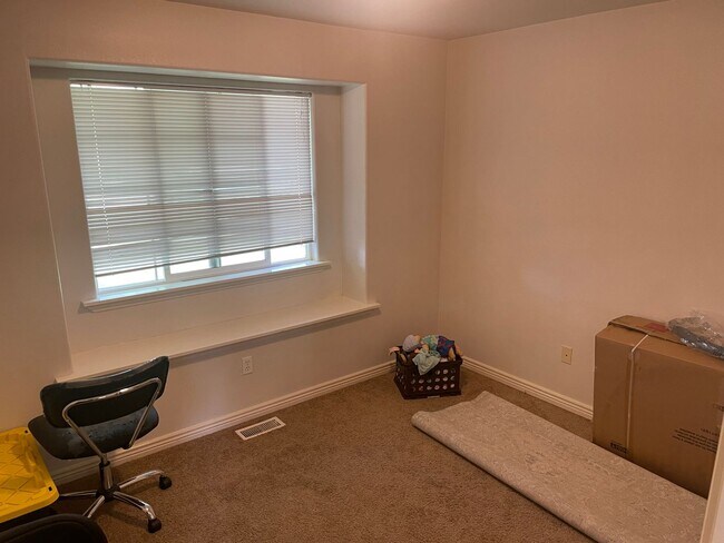 Building Photo - Cute Split Bedroom Floor Plan Tucked Away for Added Privacy!