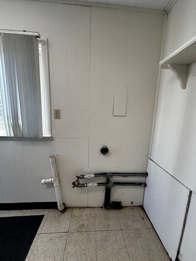 Building Photo - Spacious 3 bedroom/ 2.5 bath home near Exi...
