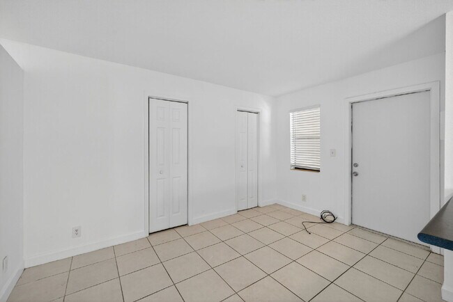 Building Photo - Bright & Modern 1-Bedroom Apartment in Prime Oakland Park Location