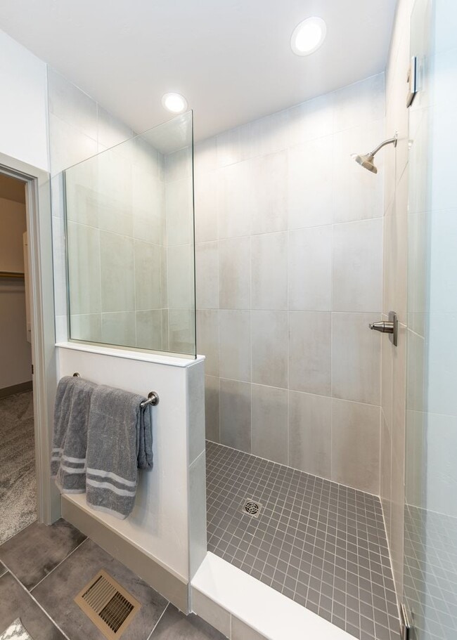 Building Photo - 2 Bedroom Luxury townhome