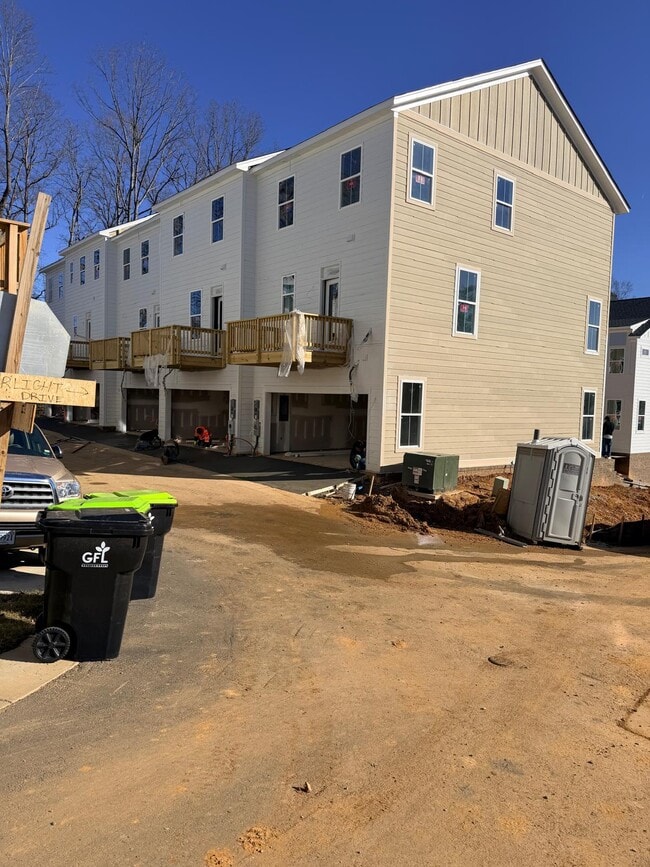 Building Photo - 121 This Wy