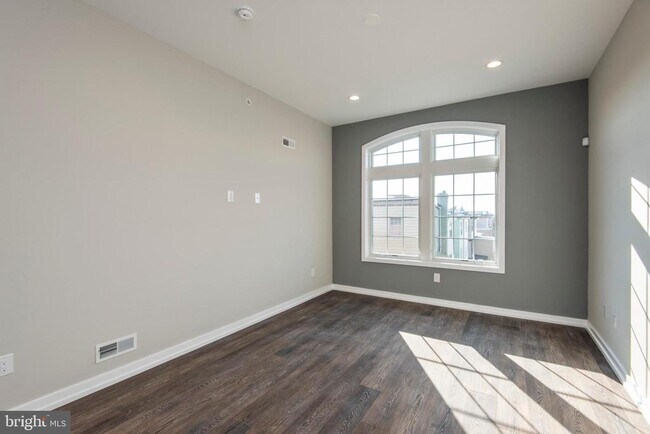 Building Photo - 1340 S 13th St
