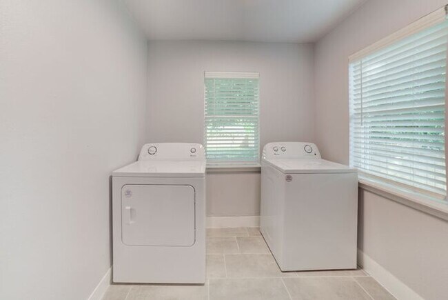 Building Photo - Charming Craftsman 3/1 Home Next To TU!