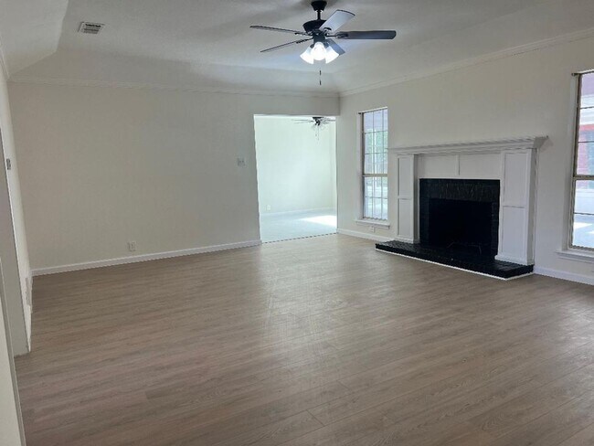 Building Photo - Welcome to this inviting 3-bedroom, 2-bathroom home in the heart of Cleburne, perfectly suited fo...