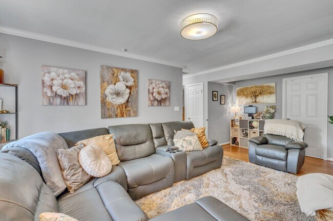 Building Photo - Modern 4 BR Colonial Retreat in River Bend...
