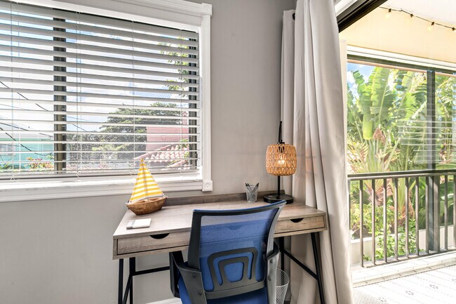 Building Photo - 412 S Palmway