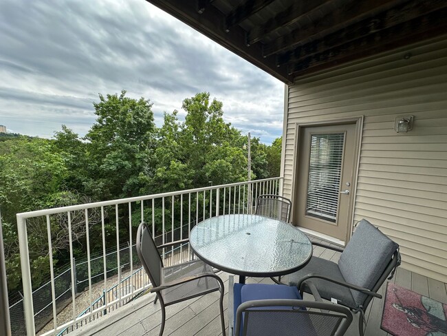 Building Photo - Furnished 2 Bedroom 2 Bath Executive Apart...