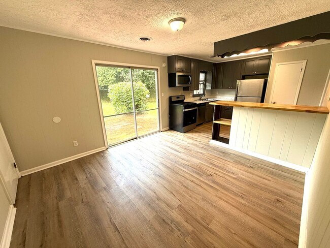 Building Photo - ** 3 bed 2 bath located off Atlanta Hwy **...