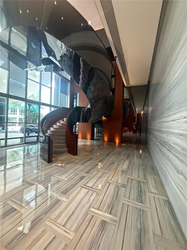 Building Photo - 1300 Brickell Bay Dr