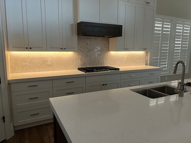 Building Photo - Beautiful 4 Bedroom, 4 Bathroom Home in Th...