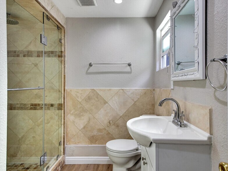 Building Photo - 985 1/2 Dexter St