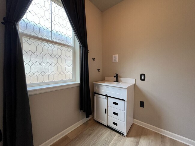 Building Photo - Distinctive 3-Story Tigard Townhouse with Stainless Steel Kitchen, Vaulted Ceilings & Attached 2-...