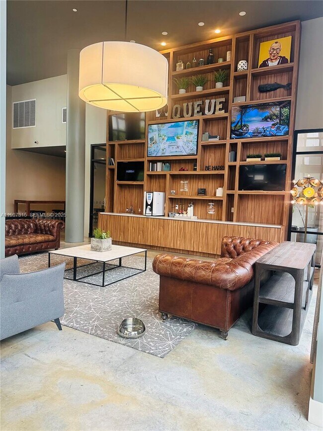 Building Photo - 817 SE 2nd Ave