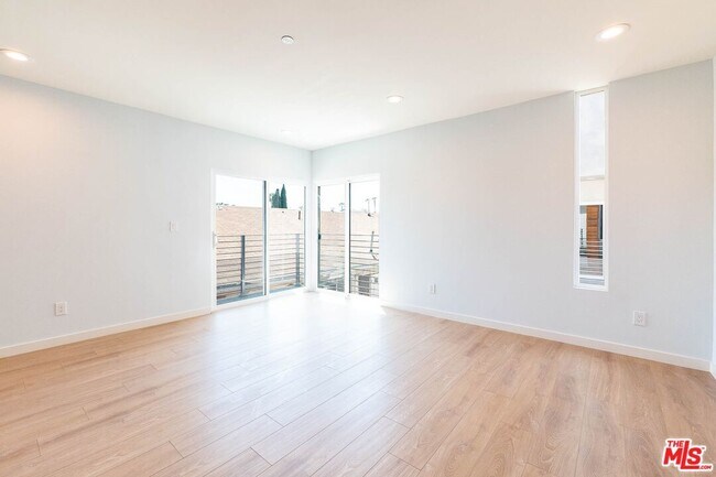 Building Photo - 758 1/2 N Ridgewood Pl