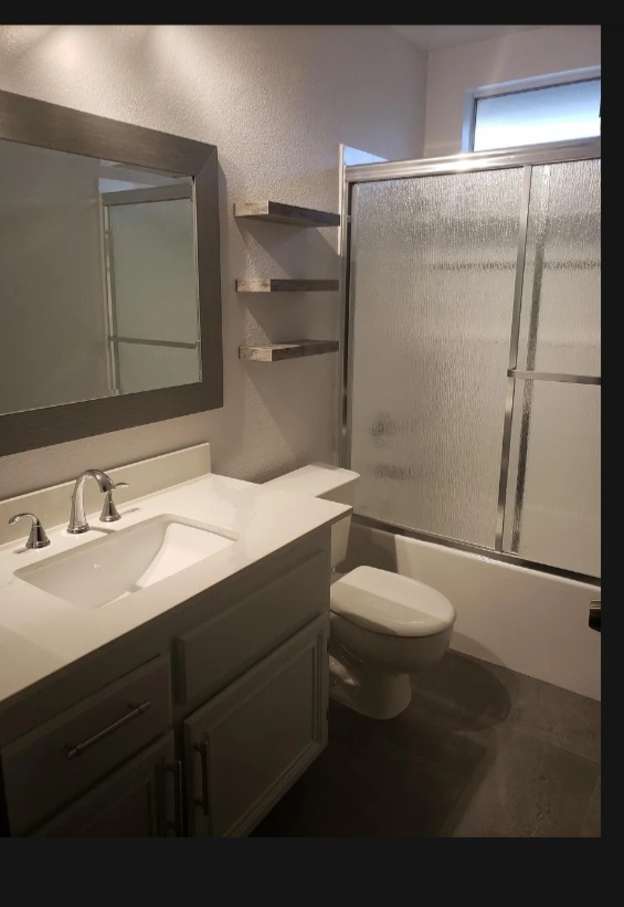 Building Photo - 2560 Avenida Del Vista