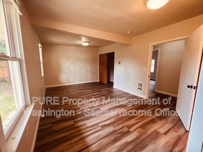 Building Photo - 14825 W Thorne Ln SW