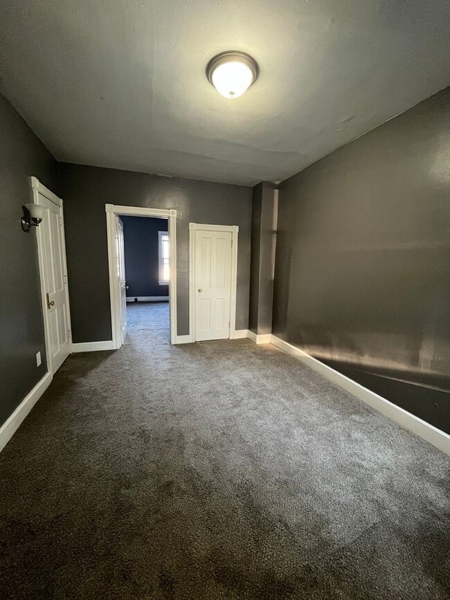 Building Photo - Charming three-bedroom row house available for rent in the desirable Nazareth