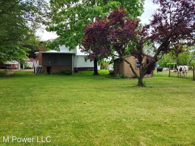 Building Photo - 2 br, 1.5 bath House - 390 College St.