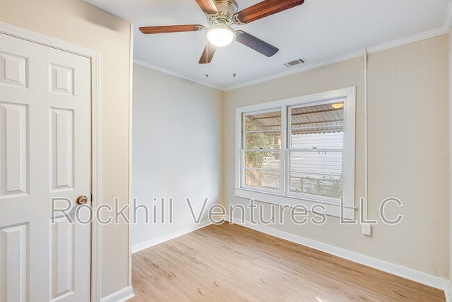 Building Photo - 1123 E 70th St