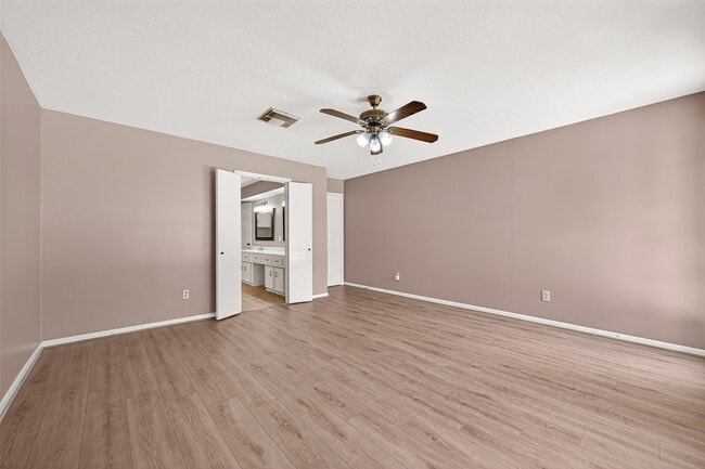 Building Photo - 4003 W Valley Dr