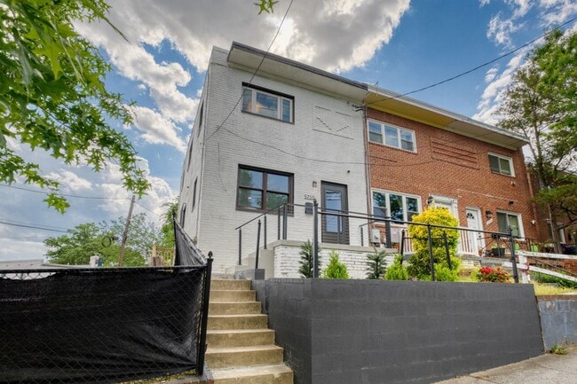 Building Photo - 5710 Eastern Ave NE