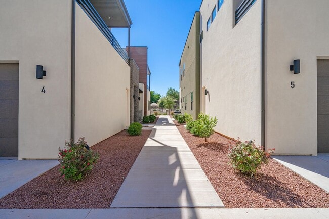 Building Photo - 3080 S Bloomington Dr