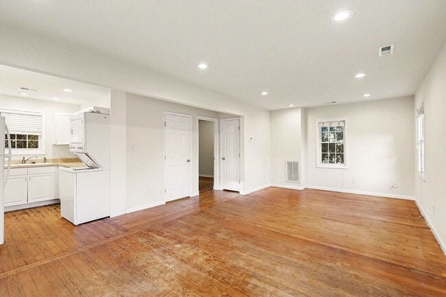 Building Photo - Cozy Cottage in Downtown Fredericksburg