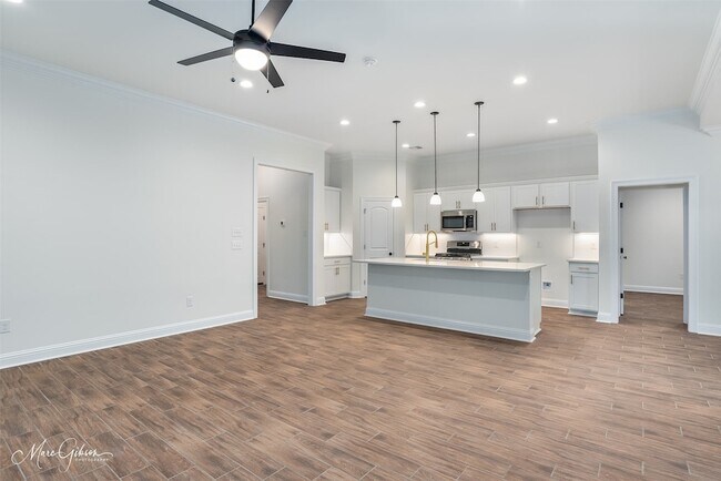 Building Photo - 732 Crozier Dr
