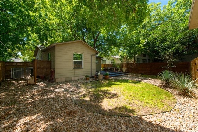 Building Photo - 906 E 53rd St