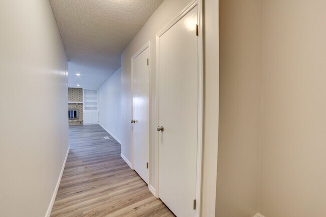 Building Photo - Newly renovated 3 bed / 2 Bath in Tulsa! Available Mid June!
