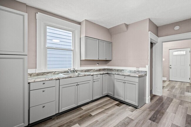 Building Photo - SCORE 50% OFF 1ST MONTH'S RENT IF SIGNED BY APRIL 3! Stunning 3 bedroom home in Aliquippa availab...