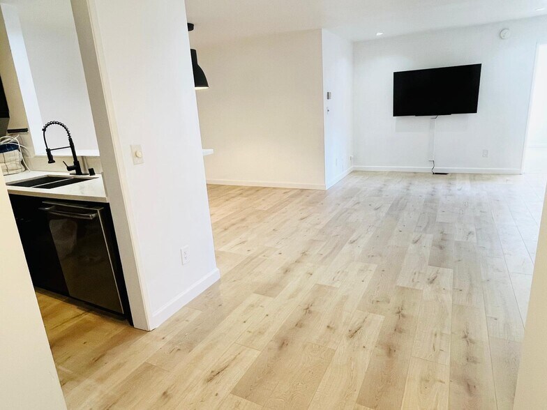 Building Photo - 358 S Gramercy Pl