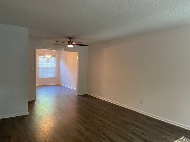Building Photo - Williamsburg Townhome Available for Rent