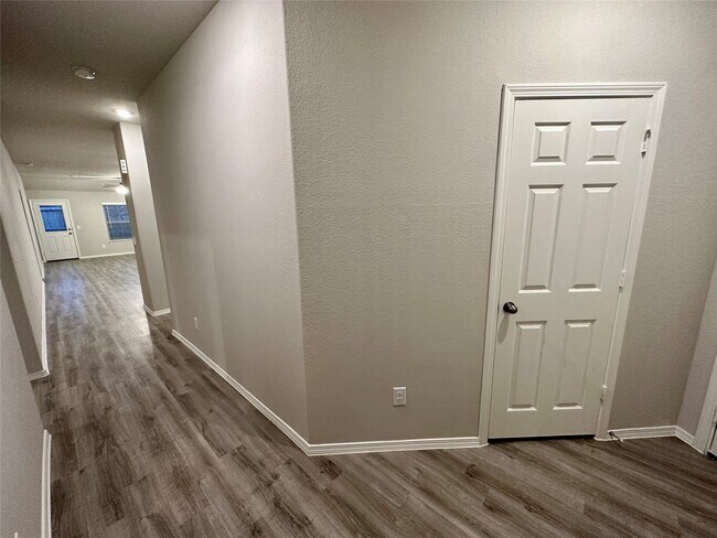 Building Photo - 506 Dalloway St