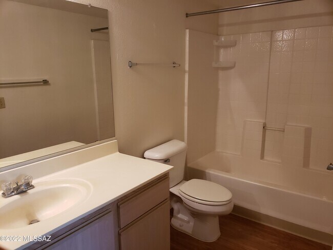 Building Photo - 5751 N Kolb Rd