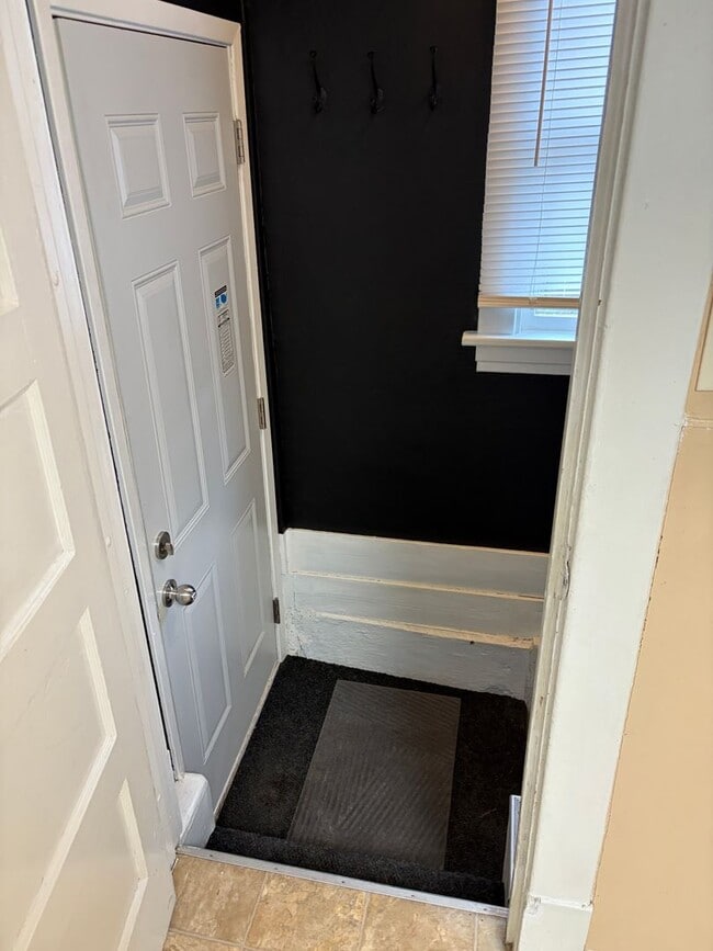 Building Photo - 516 Oak St