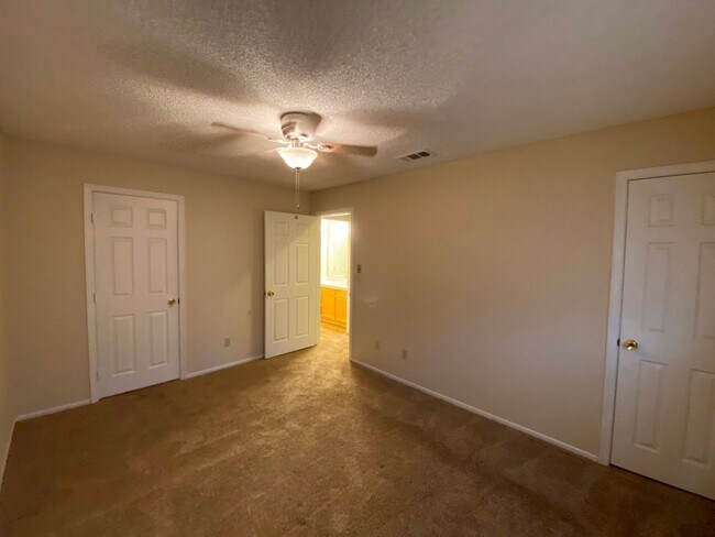 Building Photo - 101 Luna Way