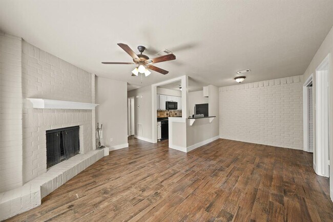 Building Photo - 2118 N Austin Ave