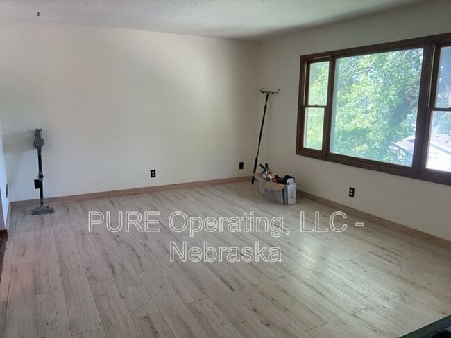 Building Photo - 105 N Elm St