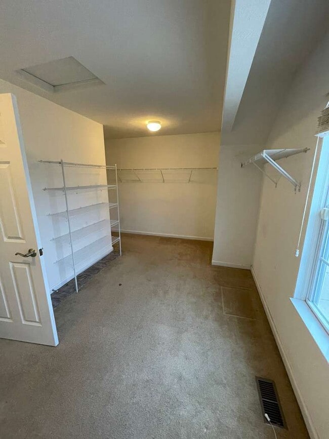 Building Photo - 6170 Ravenhill Rd