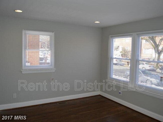 Building Photo - 707 Kennedy St NE