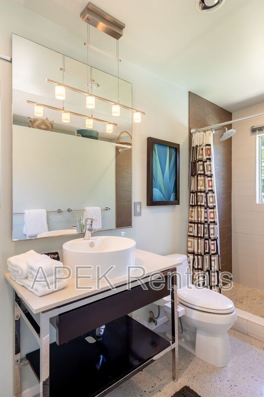 Building Photo - 2204 W Acacia Rd