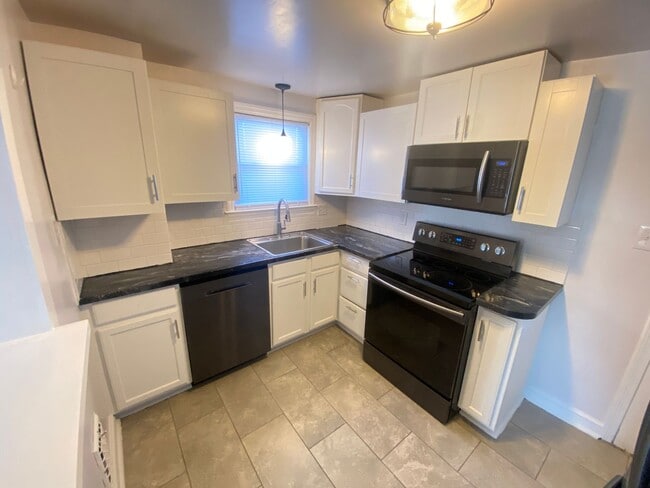 Building Photo - Charming 2 Bedroom, 1 Bath Home in West York Schools!!