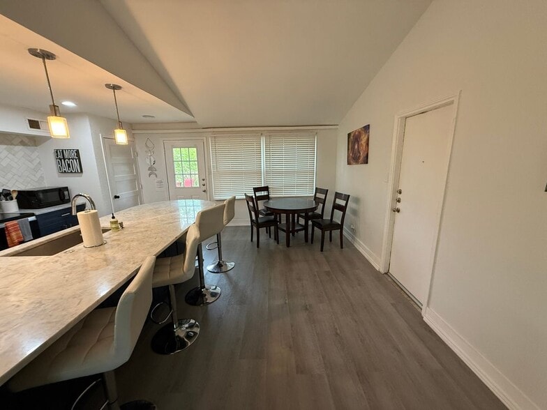 Building Photo - 819 Loganwood Ave