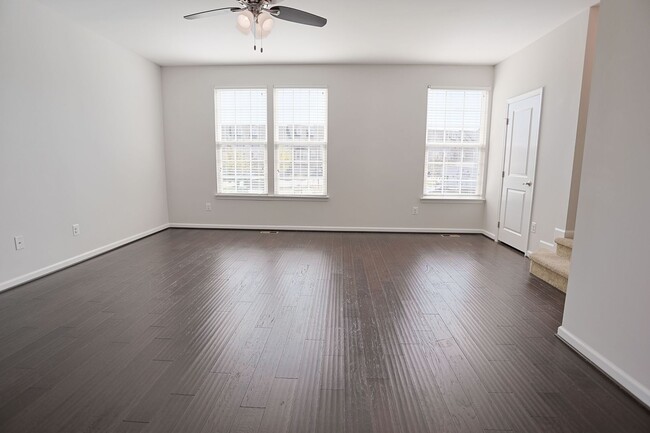 Building Photo - Move-in ready Townhome in Wenworth Green C...