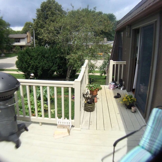 Building Photo - 201 W Oak St