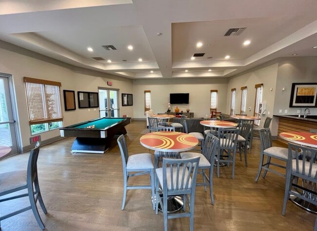 Game and meeting rooms - 5256 Pacific Ter