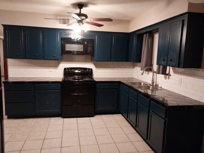 Building Photo - 608 Mayflower Ln