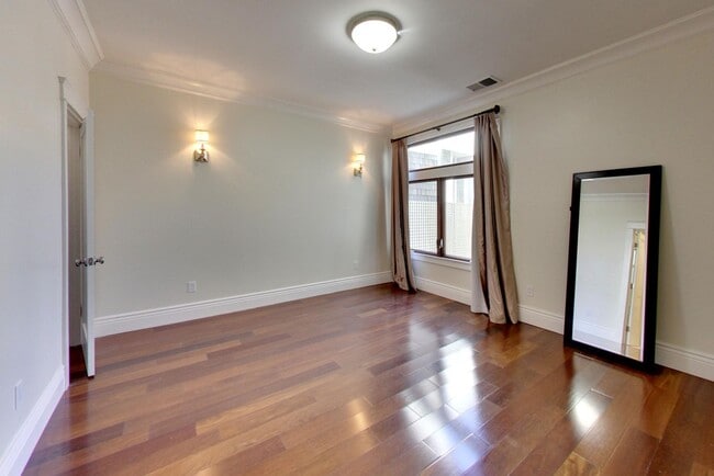 Building Photo - 2045 Hyde St