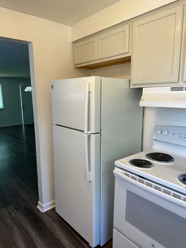 Building Photo - 2 bedroom 1 bath duplex with a garage!